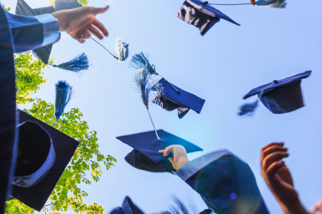 What happens at a graduation ceremony? - Blog